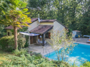 Quiet holiday home with large pool